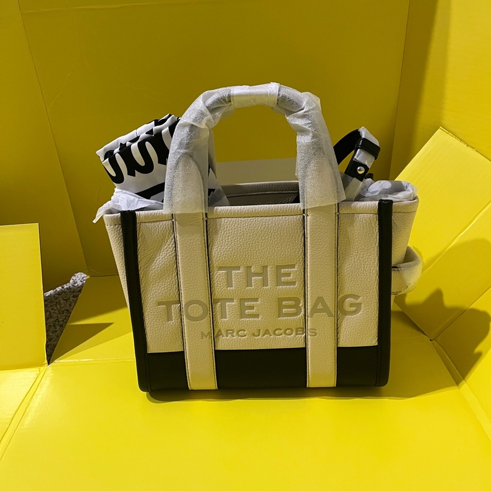 Marc Jacobs Tote leather,color block,small,new with tags.